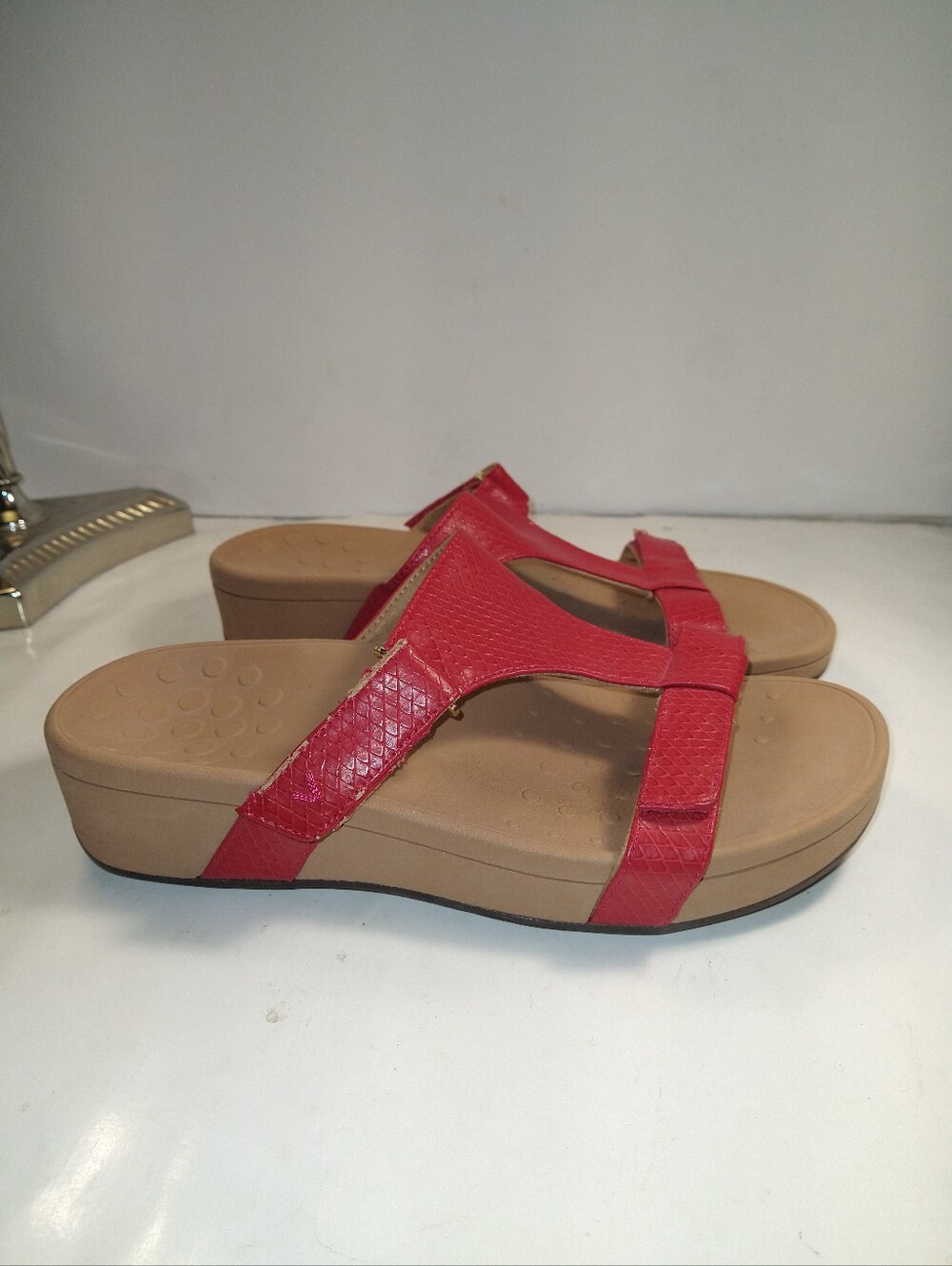 Vionic Pacific Ellie Red Snake Print T-Strap Wedge Sandals Women's sz 9 Wide.